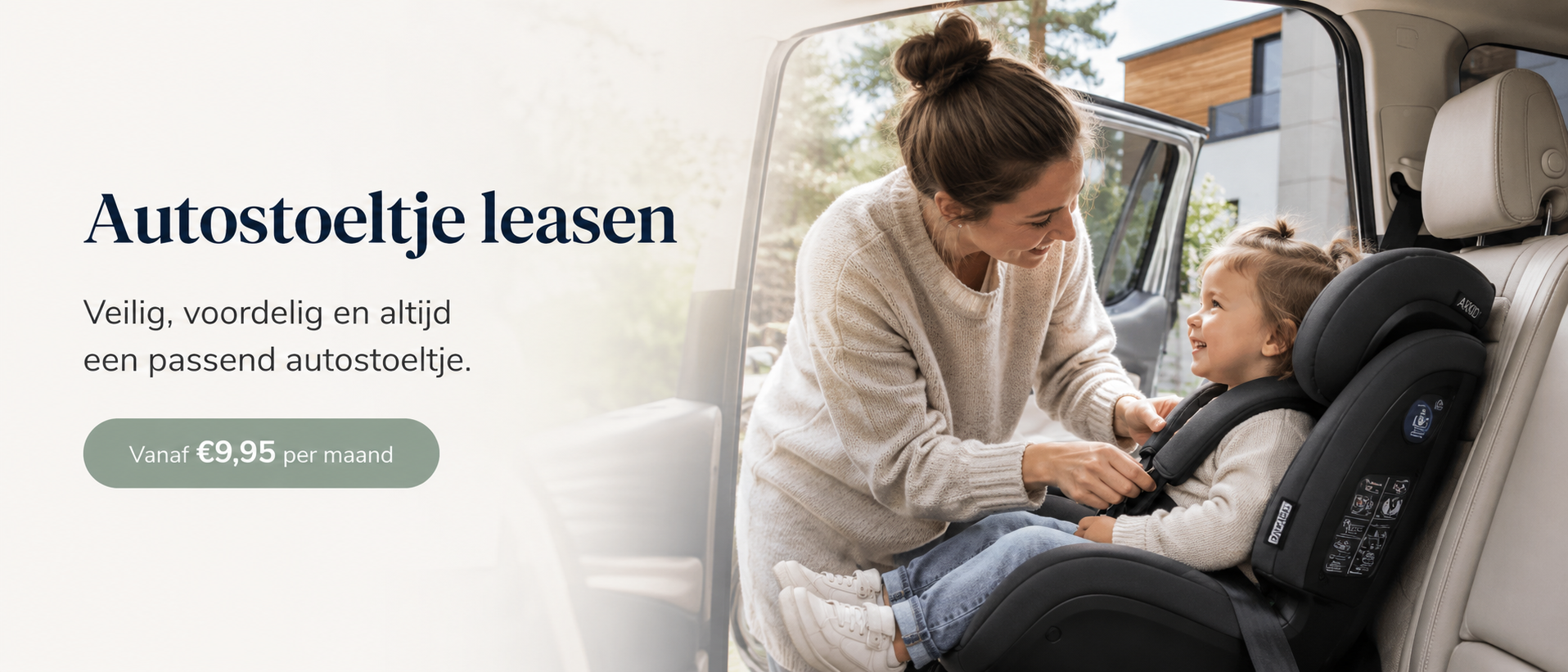 Ouder helpt een kind veilig in een autostoeltje